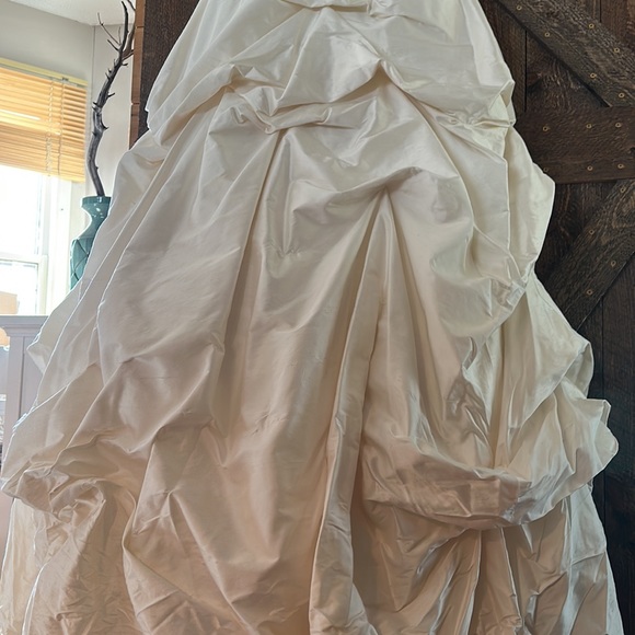 Paloma Blanca Dupioni silk wedding gown - Picture 6 of 17
